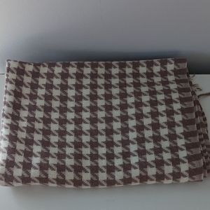 Pretty Peruasians Taupe Houndstooth Sweater Scarf
